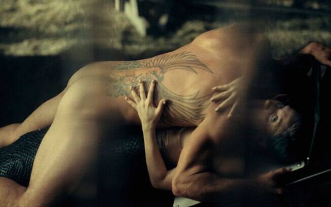 Lady Gaga e Taylor Kinney em momento quente do clipe da cantora para