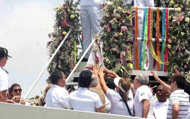 Imagem peregrina de Nossa Senhora de Nazaré, em direção ao distrito de Icoaraci, em Belém (PA), de onde sai o Círio Fluvial, na manhã deste sábado (13)