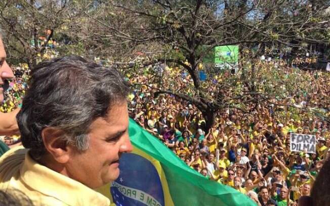 O senador tucano Aécio Neves participou de protesto pelo impeachment de Dilma Rousseff em Belo Horizonte
