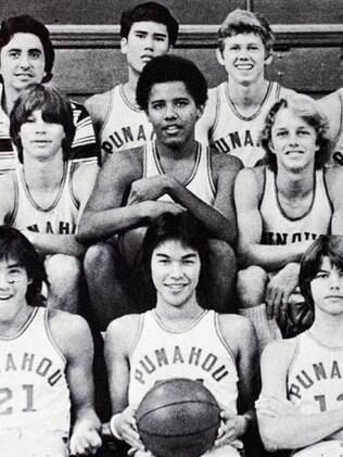 Barack Obama no time de basquete da escola.