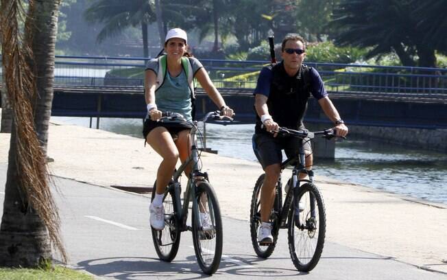 Malu Mader e Tony Bellotto andam de bicicleta juntos