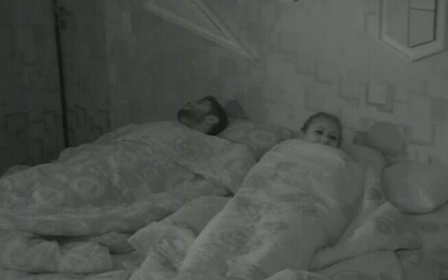 Amanda brinca com Marcelo