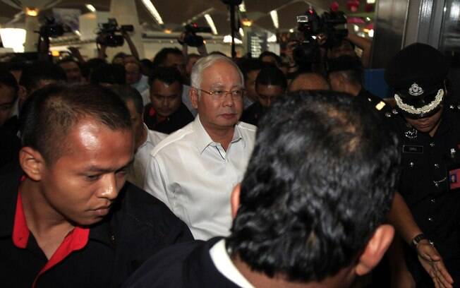 O primeiro-ministro da Malásia, Najib Razak, chega ao centro de recepção para a família e amigos dos passageiros a bordo da aeronave (8/3)