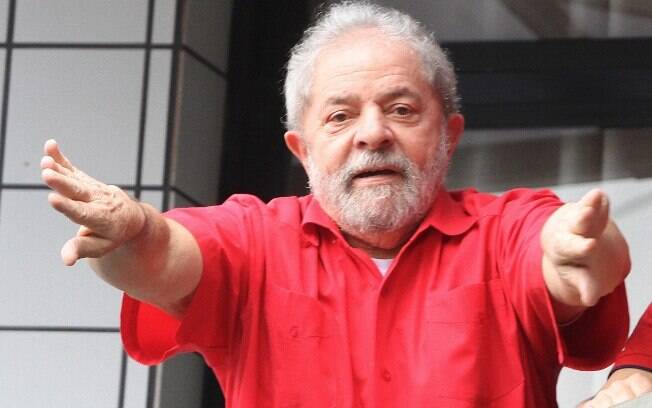 Ex-presidente Luiz InÃ¡cio Lula da Silva em seu prÃ©dio em SÃ£o Bernardo do Campo no domingo