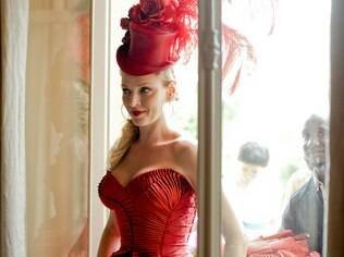Uma Thurman: dama de vermelho posa para a cobiçada folhinha