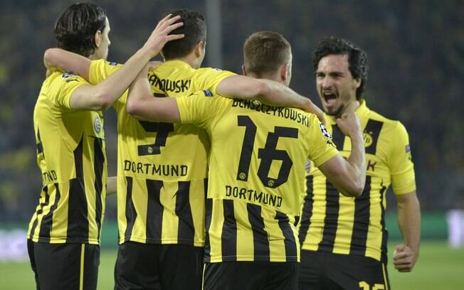 Jogadores do Borussia Dortmund festejam com Lewandowski primeiro gol do jogo