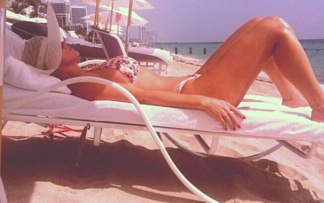 Val Marchiori exibe corpão na praia em foto divulgada no Instagram