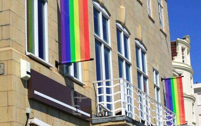 Os estabelecimentos que atendem o público LGBT deve evitar constrangimentos desnecessários