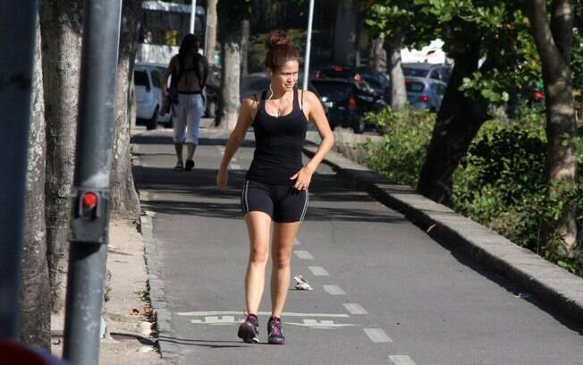 Nanda Costa correndo pelo Rio de Janeiro