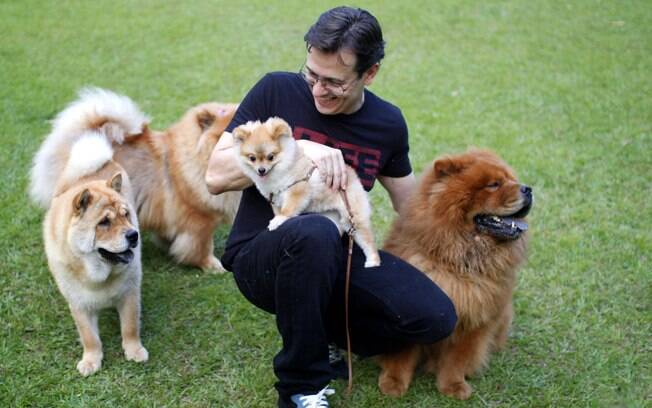 Celso Zucatelli se diverte com os cachorros em praça de São Paulo
