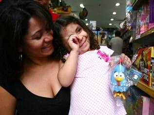 Yasmin aceitou a galinha de borracha, sugerida pela mãe Zilvia