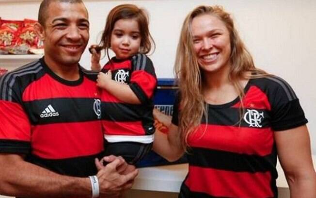 José Aldo e Ronda Rousey com a camisa do Flamengo