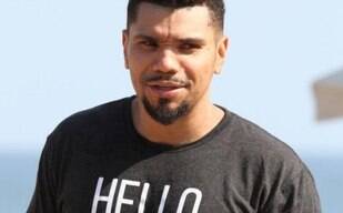 Cantor Naldo grava vídeo para responder as acusações do pai