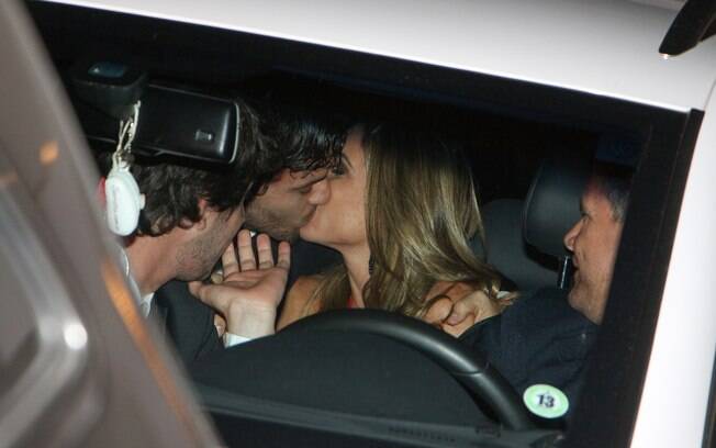 Patrícia Abravanel e Fábio Faria assumiram o romance e posaram aos beijos para as fotos