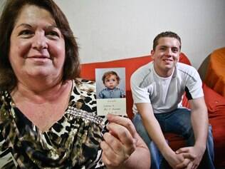 Leonardo e Marilena, com uma foto de quando o filho era bebê: "tomei um susto"