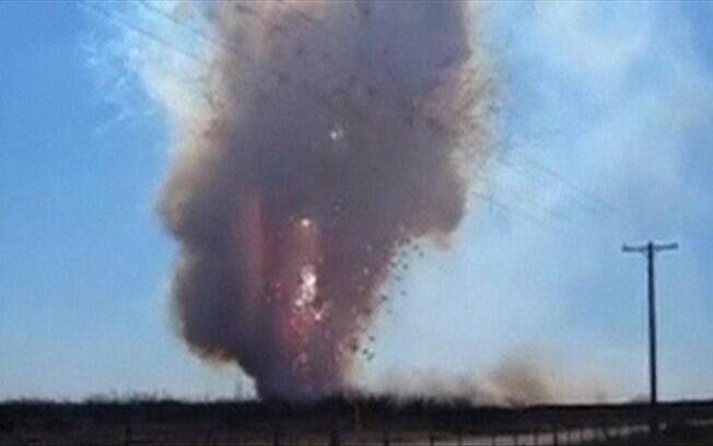 Polícia do Texas destrói 9 toneladas de fogos ilegais e cria nuvem explosiva