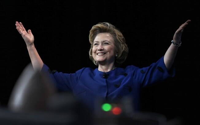 Ex-secretária de Estado dos EUA Hillary Rodham Clinton gesticula antes de discursar em evento de marketing em São Francisco (8/4)