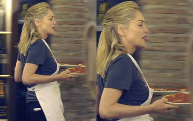 Sharon Stone colocou literalmente a mão na massa e serviu pizza para sua família em um restaurante de Roma
