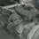 Nicole Bahls se arrasta até a cama de Léo para puxar o pé da peoa. Foto: Reprodução
