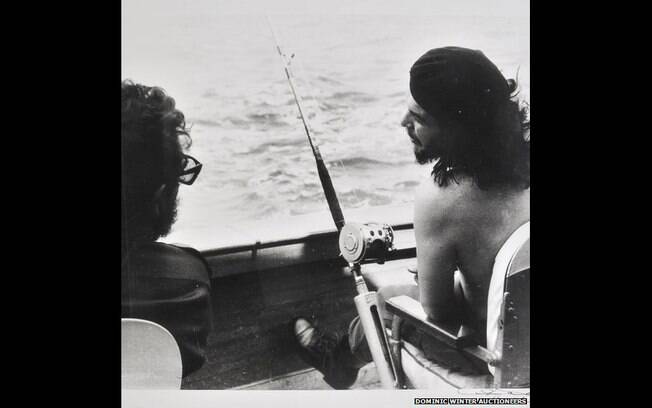 Fotos mostram o líder cubano e Che em momentos de lazer, relaxando, pescando ou jogando golfe