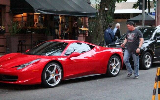Boninho volta a circular com Ferrari de R$ 1,6 milhão. O diretor almoçou em um restaurante de Ipanema com o pai, Boni
