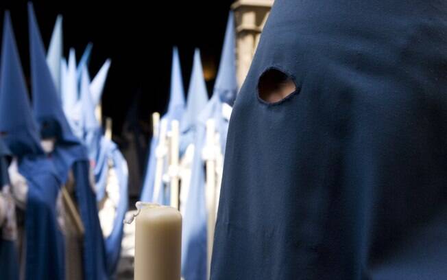 Em Sevilha, milhares de membros das irmandades saem em procissão vestindo túnicas e gorros