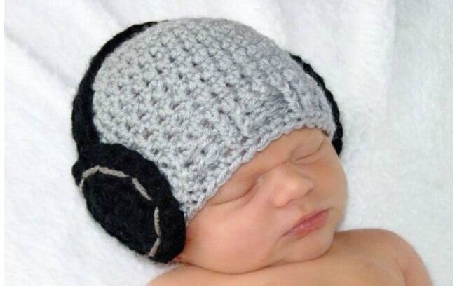 Essa touca simula que o bebê usa fones de ouvido. De Etsy. Foto: Pinterest/Charlotte Bly