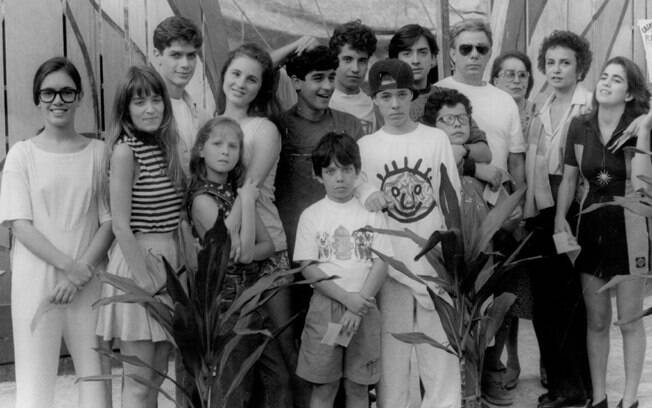 Capitão Jonas (Reginaldo Faria), seus seis filhos, além da esposa (Joana Fomm) e os seis filhos dela