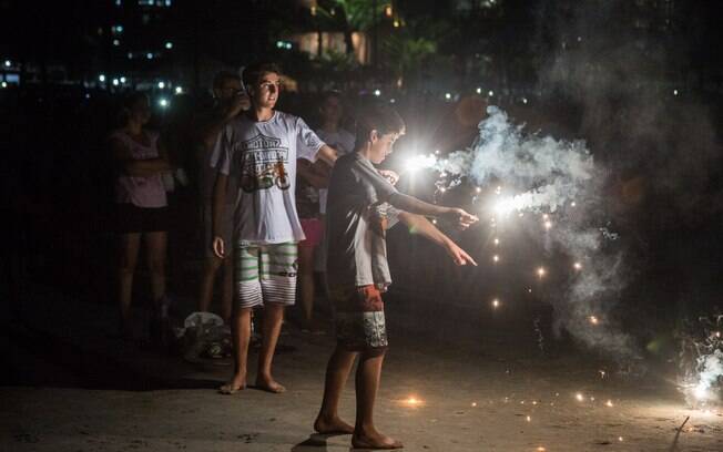 Adolescentes comemoram e se divertem em Guaratuba, litoral do Paraná. Foto: JOKA MADRUGA/FUTURA PRESS