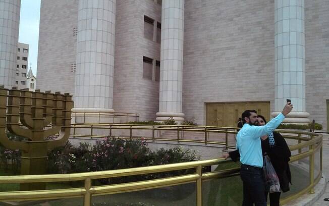 Casal tira selfie na parte externa do templo: 100 mil metros quadrados de área construída