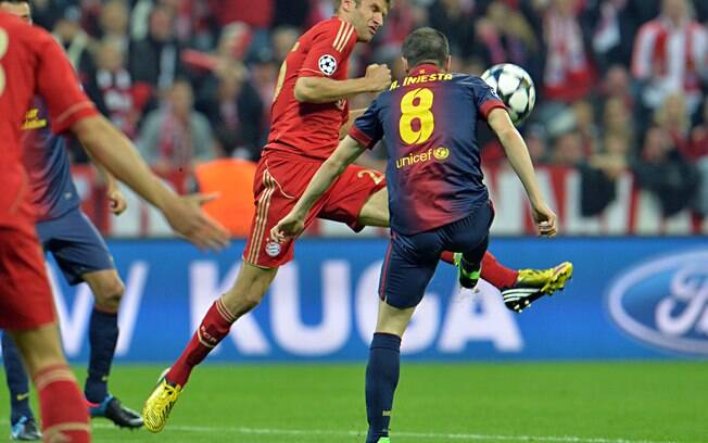 Thomas Mueller, do Bayern, disputa bola com Iniesta, do Barcelona, no jogo de ida da semifinal da Liga dos Campeões