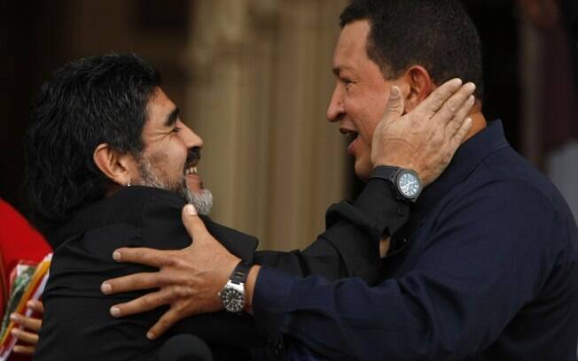 Chávez se encontra com ex-jogador de futebol argentino Diego Maradona no Palácio de Miraflores, em Caracas, em julho de 2010