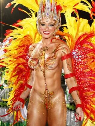 Juju Salimeni chama a atenção por aparecer com o corpo pintado em desfile
