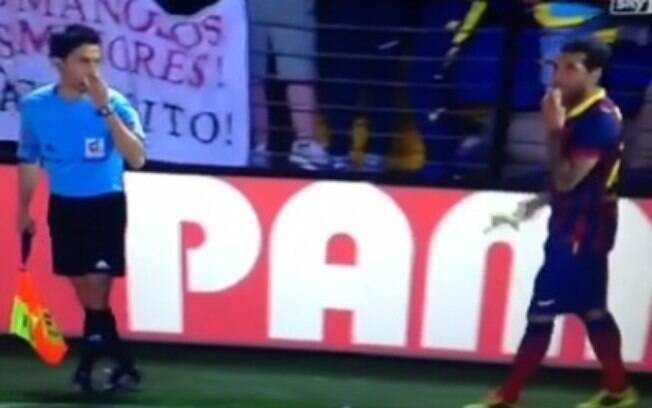O lateral Daniel Alves foi alvo de racismo na partida contra o Villarreal em abril. A torcida jogou uma banana em campo, ele em resposta à atitude comeu-a