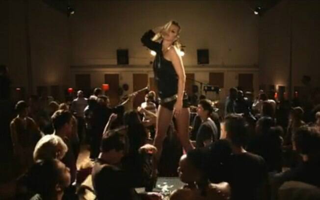 Kate Moss dança sensual em clipe de Paul McCartney