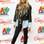 A DJ Havana Brown combinou legging preta com coturno, camiseta estampada, camisa jeans, jaqueta perfecto e bandana, num look cheio de estilo. Foto: Getty Images