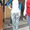 Victoria Justice prova que a calça estampada pode ser combinada com outra peça colorida. Nesse caso, ela escolheu uma cor que também aparece na calça. Foto: Brainpix