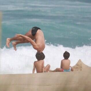Daniel de Oliveira aproveita a quarta-feira (23) com os filhos na praia