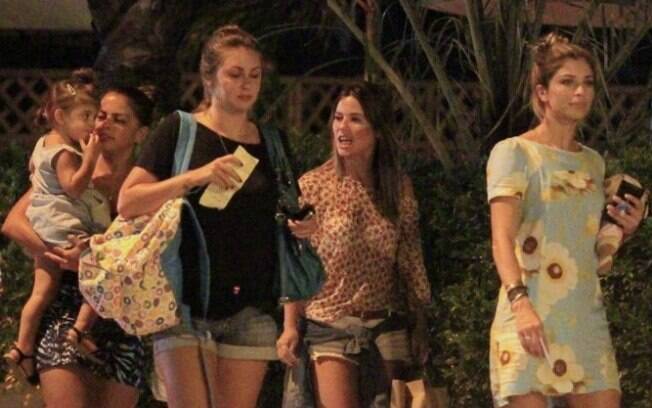 Grazi Massafera janta com amigas e a filha Sofia, que ganhou as atenções no encontro