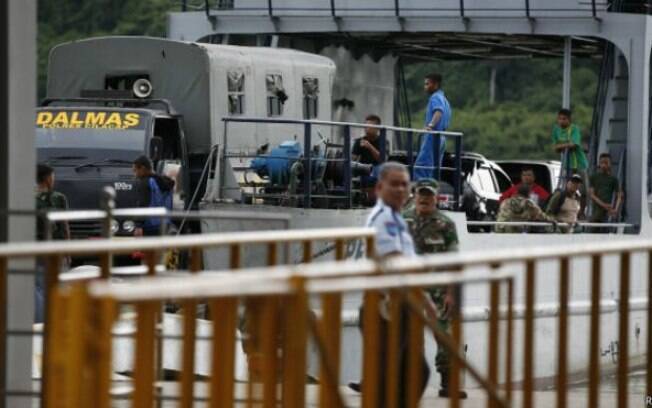 Balsa com um caminhão da polícia chega da ilha de Nusakambangan, onde execuções de prisioneiros deverão ocorrer nos próximas dias, segundo mídia local