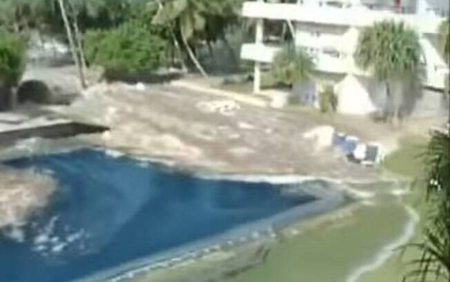 Resorts foram invadidos pelas ondas gigantescas vindas da praia (arquivo). Foto: Reprodução/Youtube