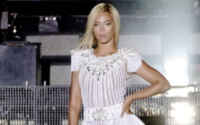 Beyoncé exibe seu novo visual, com cabelos curtos e fios irregulares e mais loira do que nunca