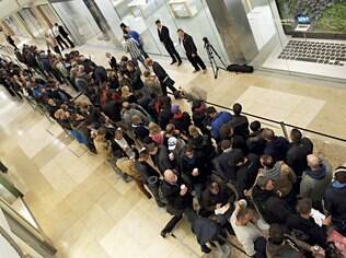 Fila do iPhone 5 em Roma: aparelho é sucesso de vendas