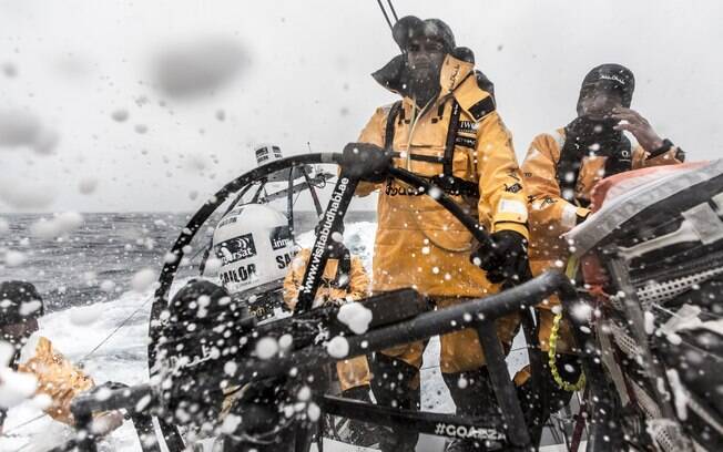 Líder da Volvo Ocean Race, o barco da equipe Abu Dhabi se aproxima da Cidade do Cabo