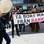 "Tirem o poder dos bancos", diz cartaz em manifestação sueca. Foto: AFP