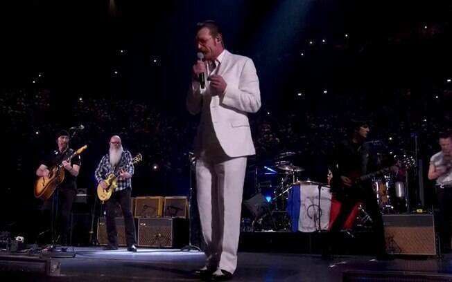 O Eagles of Death Metal voltou a tocar em Paris durante show do U2 nessa segunda (7)