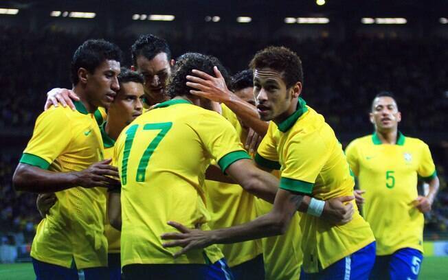 Neymar recebe o abraço de Pato, de quem recebeu o passe, e dos demais companheiros após balançar as redes