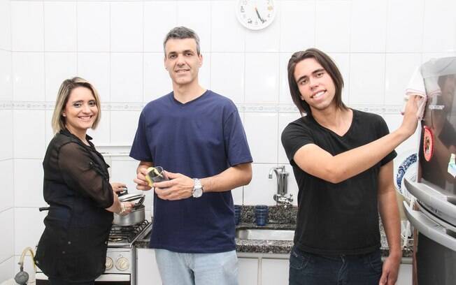 Renata e a família na cozinha: Pedro, o marido, é quem faz a maior parte do trabalho doméstico