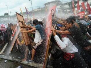 Canhão de água tenta impedir avanço de ato nas Filipinas: Brasil já usa equipamento
