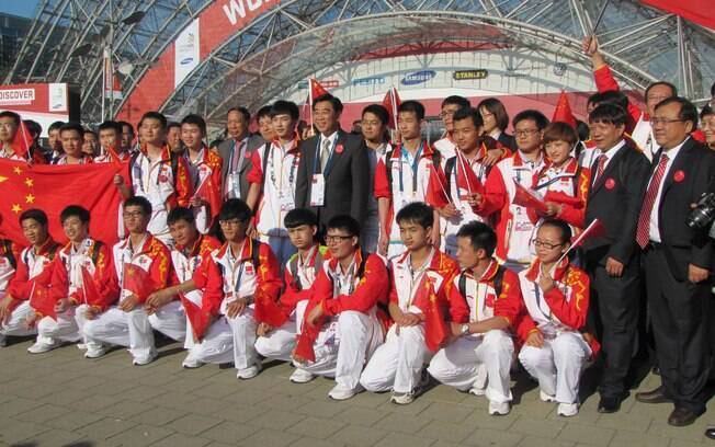 Chineses chegam e tiram fotos antes da festa de encerramento do WorldSkills